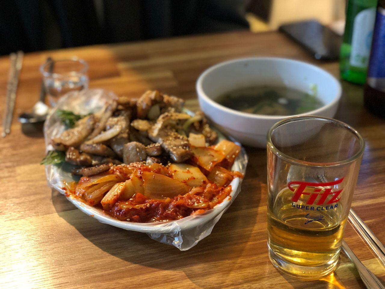 韓國布帳馬車中常見的三層肉和辣泡菜組合，展示出道地的韓國燒烤文化與美食交融。